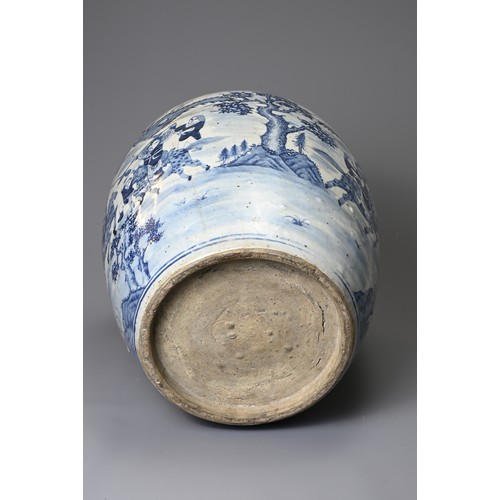 161 - A LARGE 20TH CENTURY CHINESE PORCELAIN BLUE AND WHITE OVIFORM VASE. Painted with warriors on horseba... 