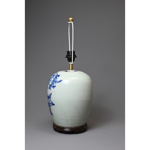 152 - A LATE 19TH/EARLY 20TH CENTURY CHINESE PORCELAIN BLUE AND WHITE OVIFORM JAR AND COVER ADAPTED AS A L... 