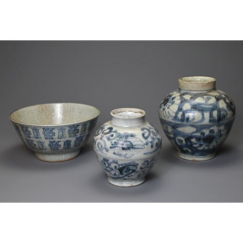 135 - TWO CHINESE LATE MING DYNASTY PORCELAIN BLUE AND WHITE OVIFORM JARS AND A BOWL. Comprising: two ovif... 