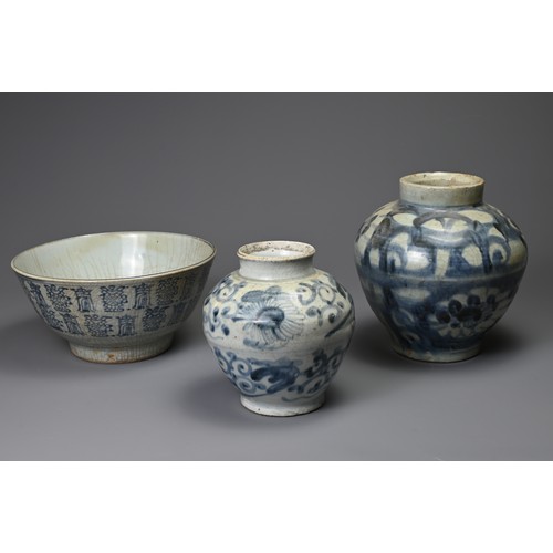 135 - TWO CHINESE LATE MING DYNASTY PORCELAIN BLUE AND WHITE OVIFORM JARS AND A BOWL. Comprising: two ovif... 