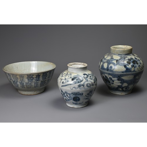 135 - TWO CHINESE LATE MING DYNASTY PORCELAIN BLUE AND WHITE OVIFORM JARS AND A BOWL. Comprising: two ovif... 