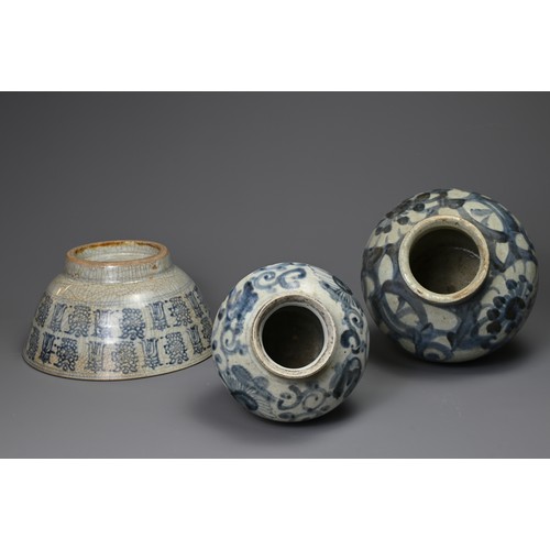 135 - TWO CHINESE LATE MING DYNASTY PORCELAIN BLUE AND WHITE OVIFORM JARS AND A BOWL. Comprising: two ovif... 