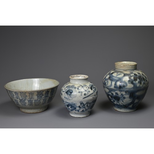 135 - TWO CHINESE LATE MING DYNASTY PORCELAIN BLUE AND WHITE OVIFORM JARS AND A BOWL. Comprising: two ovif... 