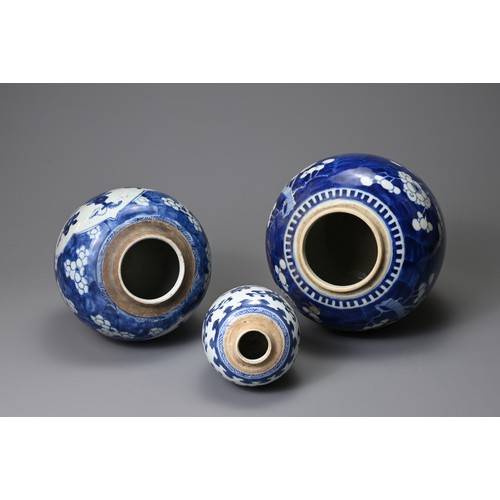 137 - THREE CHINESE PORCELAIN BLUE AND WHITE GINGER JARS, KANGXI (1661-1722) AND LATER. Comprising: a smal... 