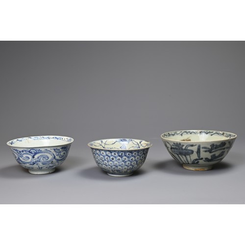 132 - THREE CHINESE PORCELAIN MID-LATE MING DYNASTY BLUE AND WHITE BOWLS. The first painted to the exterio... 