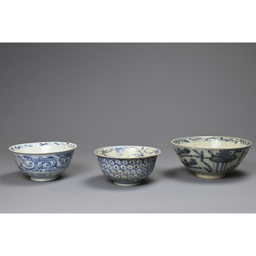 132 - THREE CHINESE PORCELAIN MID-LATE MING DYNASTY BLUE AND WHITE BOWLS. The first painted to the exterio... 