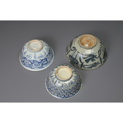 132 - THREE CHINESE PORCELAIN MID-LATE MING DYNASTY BLUE AND WHITE BOWLS. The first painted to the exterio... 