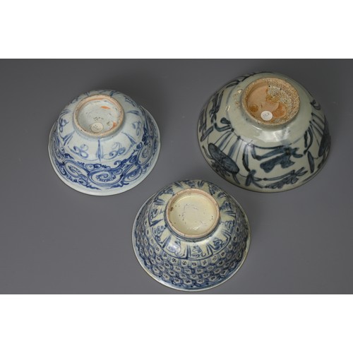 132 - THREE CHINESE PORCELAIN MID-LATE MING DYNASTY BLUE AND WHITE BOWLS. The first painted to the exterio... 