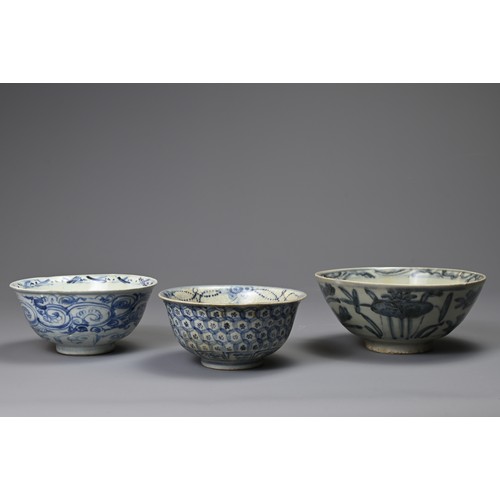 132 - THREE CHINESE PORCELAIN MID-LATE MING DYNASTY BLUE AND WHITE BOWLS. The first painted to the exterio... 