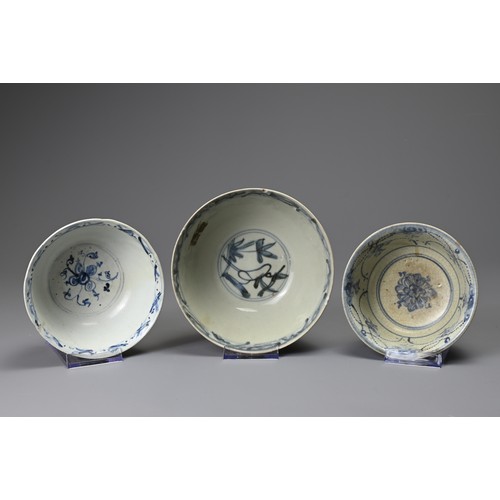 132 - THREE CHINESE PORCELAIN MID-LATE MING DYNASTY BLUE AND WHITE BOWLS. The first painted to the exterio... 