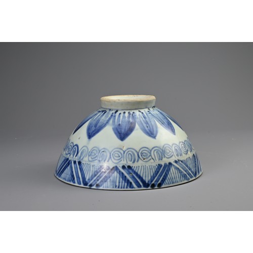 147 - A CHINESE PORCELAIN BLUE AND WHITE OVIFORM JAR IN THE KANGXI-STYLE, A CYLINDRICAL JAR AND A BOWL, 19... 