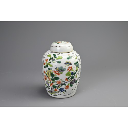 100 - A CHINESE FAMILLE VERTE PORCELAIN JAR AND COVER, EARLY 20TH CENTURY. Of ovoid form decorated with pa... 