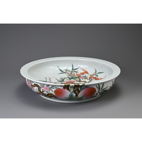 150 - A LARGE CHINESE FAMILLE ROSE PORCELAIN DEEP DISH, 20TH CENTURY. Heavily potted with rounded body and... 