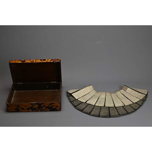 224 - A JAPANESE TORTOISE SHELL BOX AND COVER TOGETHER WITH A SILVER WIRE COLLAR, 19/20TH CENTURY. The hin... 