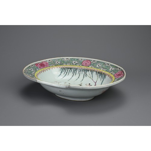 79 - A RARE CHINESE FAMILLE ROSE PORCELAIN BARBERS BOWL, QING DYNASTY, YONGZHENG PERIOD (1722-35). Decora... 