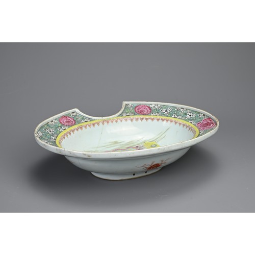 79 - A RARE CHINESE FAMILLE ROSE PORCELAIN BARBERS BOWL, QING DYNASTY, YONGZHENG PERIOD (1722-35). Decora... 