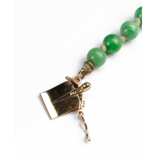 57 - A GRADUATED JADE BEAD NECKLACE WITH 14CT GOLD CLASP WITH SINGLE DIAMOND. Marked 14K. Length 76cm. Be... 