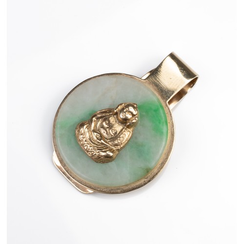 56 - A YELLOW GOLD AND JADE MOUNTED CLIP WITH FIGURE OF BUDDHA. Stamped GT 14K. Total weight 17.4 grams. ... 