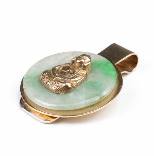 56 - A YELLOW GOLD AND JADE MOUNTED CLIP WITH FIGURE OF BUDDHA. Stamped GT 14K. Total weight 17.4 grams. ... 