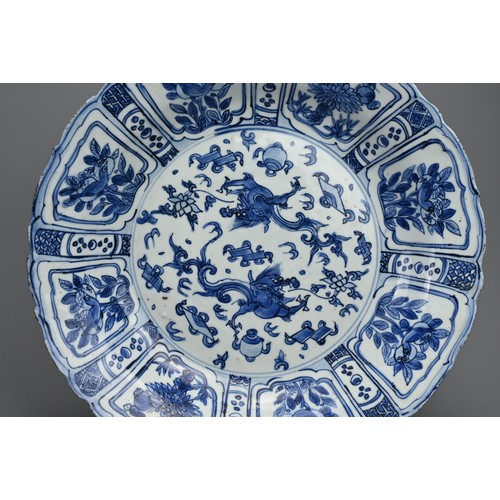 92 - A LARGE CHINESE BLUE AND WHITE KRAAK WARE PORCELAIN DISH, LATE MING DYNASTY. With rounded sides and ... 