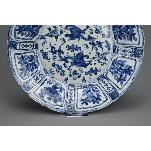 92 - A LARGE CHINESE BLUE AND WHITE KRAAK WARE PORCELAIN DISH, LATE MING DYNASTY. With rounded sides and ... 