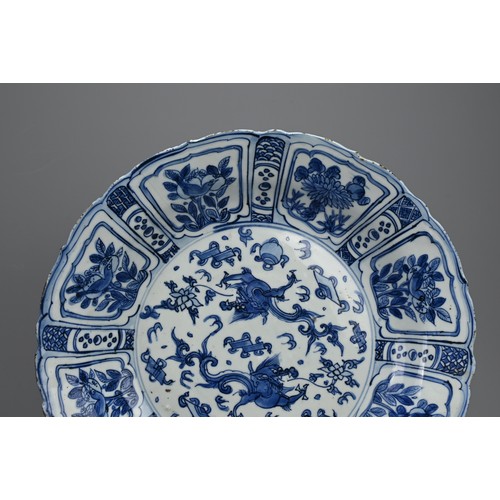 92 - A LARGE CHINESE BLUE AND WHITE KRAAK WARE PORCELAIN DISH, LATE MING DYNASTY. With rounded sides and ... 