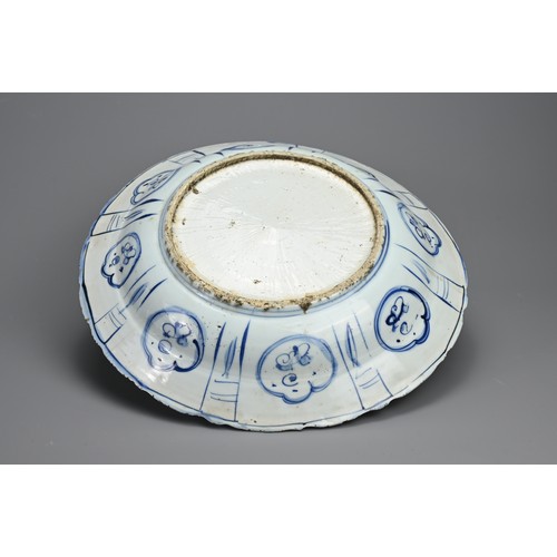 92 - A LARGE CHINESE BLUE AND WHITE KRAAK WARE PORCELAIN DISH, LATE MING DYNASTY. With rounded sides and ... 