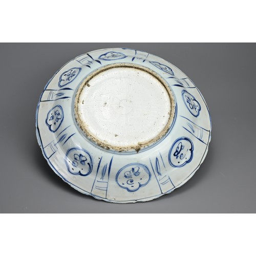 92 - A LARGE CHINESE BLUE AND WHITE KRAAK WARE PORCELAIN DISH, LATE MING DYNASTY. With rounded sides and ... 