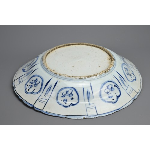 92 - A LARGE CHINESE BLUE AND WHITE KRAAK WARE PORCELAIN DISH, LATE MING DYNASTY. With rounded sides and ... 