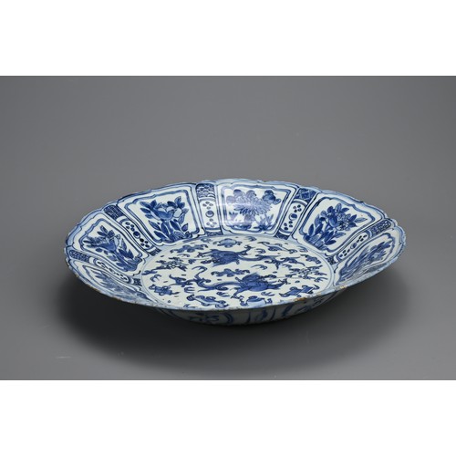 92 - A LARGE CHINESE BLUE AND WHITE KRAAK WARE PORCELAIN DISH, LATE MING DYNASTY. With rounded sides and ... 