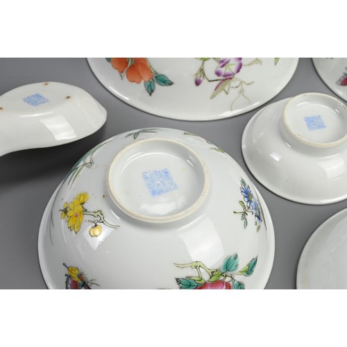 107 - A QUANTITY OF CHINESE FAMILLE ROSE PORCELAIN ITEMS, 20TH CENTURY. To include sixteen bowls of three ... 