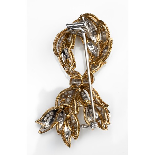 66 - AN 18CT GOLD AND DIAMOND RIBBON BROOCH WITH INSURANCE VALUATION. 98 cut diamonds totalling approx. 1... 