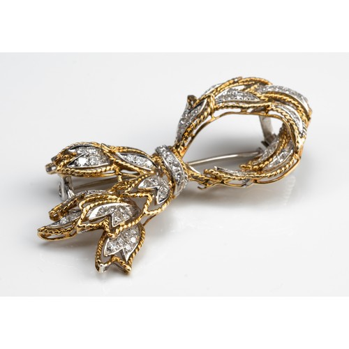 66 - AN 18CT GOLD AND DIAMOND RIBBON BROOCH WITH INSURANCE VALUATION. 98 cut diamonds totalling approx. 1... 