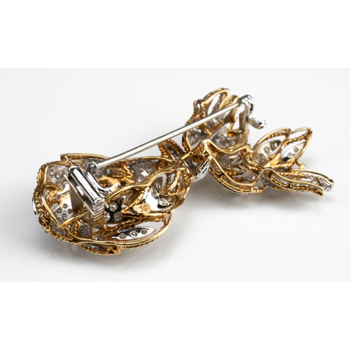 66 - AN 18CT GOLD AND DIAMOND RIBBON BROOCH WITH INSURANCE VALUATION. 98 cut diamonds totalling approx. 1... 