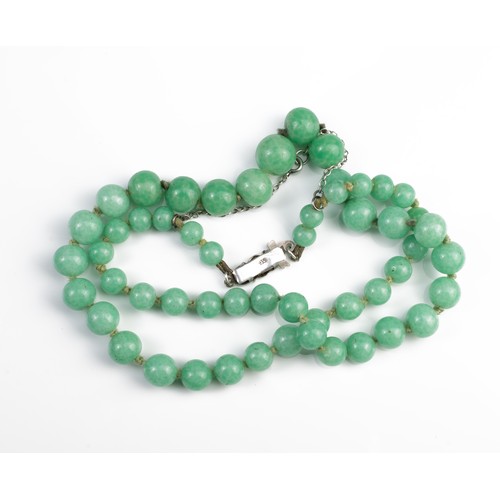 63 - A GROUP OF CHINESE JADE JADEITE JEWELLERY ITEMS, EARLY 20TH CENTURY. To include a graduated bead nec... 