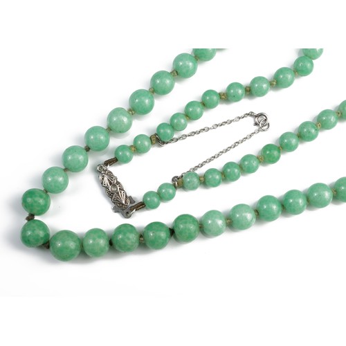 63 - A GROUP OF CHINESE JADE JADEITE JEWELLERY ITEMS, EARLY 20TH CENTURY. To include a graduated bead nec... 