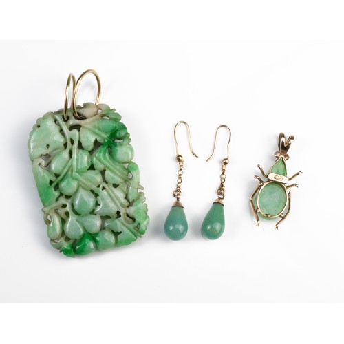 63 - A GROUP OF CHINESE JADE JADEITE JEWELLERY ITEMS, EARLY 20TH CENTURY. To include a graduated bead nec... 