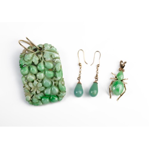 63 - A GROUP OF CHINESE JADE JADEITE JEWELLERY ITEMS, EARLY 20TH CENTURY. To include a graduated bead nec... 