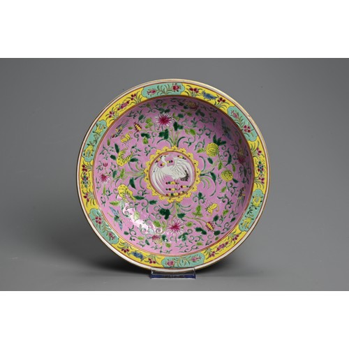 39 - A RARE STRAITS CHINESE NYONYA WARE FAMILLE ROSE ENAMEL PORCELAIN BOWL, 19/20TH CENTURY. With rounded... 