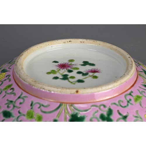 39 - A RARE STRAITS CHINESE NYONYA WARE FAMILLE ROSE ENAMEL PORCELAIN BOWL, 19/20TH CENTURY. With rounded... 