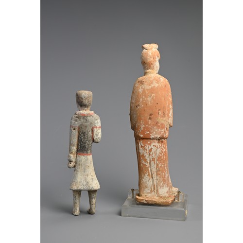 174 - A CHINESE HAN DYNASTY (206 BC-220 AD) PAINTED POTTERY TOMB FIGURE OF AN ATTENDANT, A TANG DYNASTY (6... 