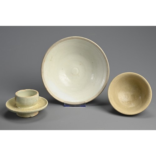 180 - A GROUP OF CHINESE QINGBAI WARES, SONG-YUAN DYNASTY. Comprising: a flared bowl in white glaze, 19cm.... 