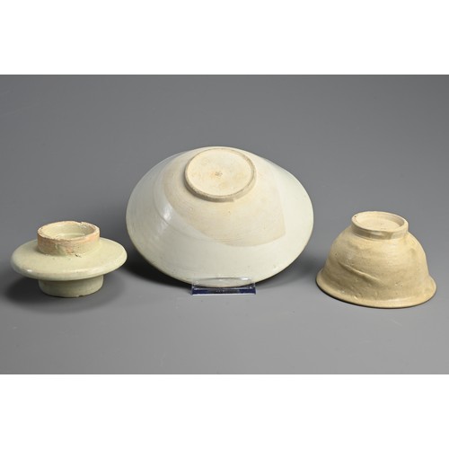 180 - A GROUP OF CHINESE QINGBAI WARES, SONG-YUAN DYNASTY. Comprising: a flared bowl in white glaze, 19cm.... 