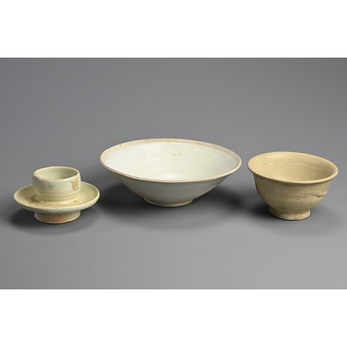 180 - A GROUP OF CHINESE QINGBAI WARES, SONG-YUAN DYNASTY. Comprising: a flared bowl in white glaze, 19cm.... 