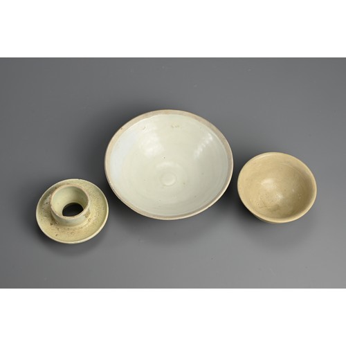 180 - A GROUP OF CHINESE QINGBAI WARES, SONG-YUAN DYNASTY. Comprising: a flared bowl in white glaze, 19cm.... 