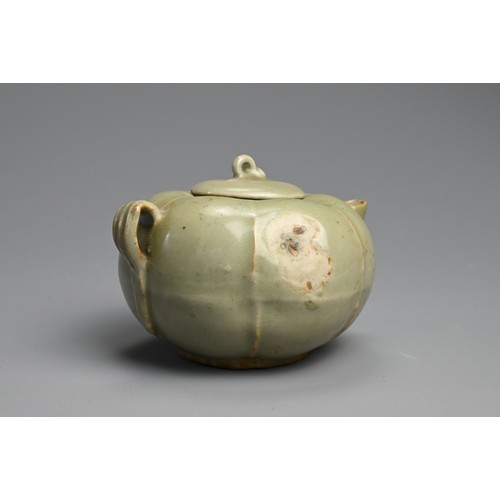 181 - A CHINESE LONGQUAN CELADON PORCELAIN EWER AND COVER, SONG DYNASTY (960-1279). Of melon form with hex... 