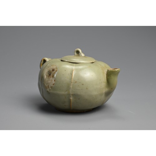 181 - A CHINESE LONGQUAN CELADON PORCELAIN EWER AND COVER, SONG DYNASTY (960-1279). Of melon form with hex... 