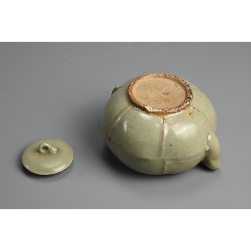 181 - A CHINESE LONGQUAN CELADON PORCELAIN EWER AND COVER, SONG DYNASTY (960-1279). Of melon form with hex... 