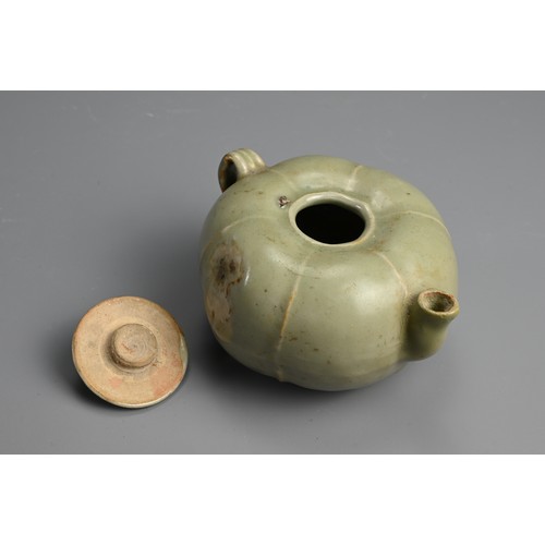 181 - A CHINESE LONGQUAN CELADON PORCELAIN EWER AND COVER, SONG DYNASTY (960-1279). Of melon form with hex... 