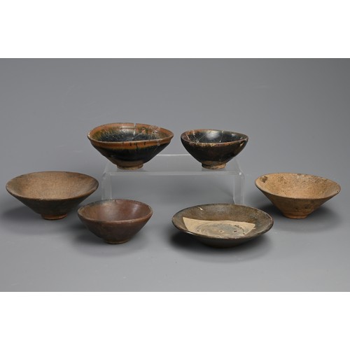 183 - A GROUP OF CHINESE BROWN GLAZED POTTERY BOWLS, 12/13TH CENTURY. Of various forms and sizes. 10cm - 1... 